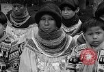 Immagine di Medico esamina Seminole Native American Indian i membri della tribù Miami Florida USA, 1934, secondo 14 filmato di repertorio 65675055016
