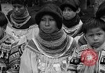 Immagine di Medico esamina Seminole Native American Indian i membri della tribù Miami Florida USA, 1934, secondo 15 filmato di repertorio 65675055016