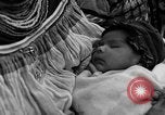 Immagine di Medico esamina Seminole Native American Indian i membri della tribù Miami Florida USA, 1934, secondo 20 filmato di repertorio 65675055016