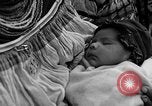 Immagine di Medico esamina Seminole Native American Indian i membri della tribù Miami Florida USA, 1934, secondo 22 filmato di repertorio 65675055016