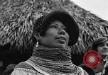 Immagine di Medico esamina Seminole Native American Indian i membri della tribù Miami Florida USA, 1934, secondo 23 filmato di repertorio 65675055016