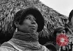 Immagine di Medico esamina Seminole Native American Indian i membri della tribù Miami Florida USA, 1934, secondo 24 filmato di repertorio 65675055016