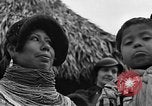 Immagine di Medico esamina Seminole Native American Indian i membri della tribù Miami Florida USA, 1934, secondo 25 filmato di repertorio 65675055016