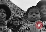 Immagine di Medico esamina Seminole Native American Indian i membri della tribù Miami Florida USA, 1934, secondo 27 filmato di repertorio 65675055016
