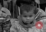 Immagine di Medico esamina Seminole Native American Indian i membri della tribù Miami Florida USA, 1934, secondo 31 filmato di repertorio 65675055016