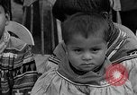 Immagine di Medico esamina Seminole Native American Indian i membri della tribù Miami Florida USA, 1934, secondo 33 filmato di repertorio 65675055016