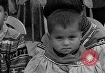 Immagine di Medico esamina Seminole Native American Indian i membri della tribù Miami Florida USA, 1934, secondo 34 filmato di repertorio 65675055016