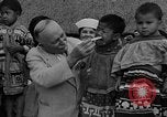 Immagine di Medico esamina Seminole Native American Indian i membri della tribù Miami Florida USA, 1934, secondo 36 filmato di repertorio 65675055016