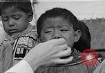 Immagine di Medico esamina Seminole Native American Indian i membri della tribù Miami Florida USA, 1934, secondo 38 filmato di repertorio 65675055016