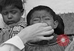 Immagine di Medico esamina Seminole Native American Indian i membri della tribù Miami Florida USA, 1934, secondo 40 filmato di repertorio 65675055016