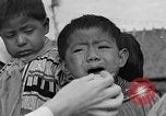 Immagine di Medico esamina Seminole Native American Indian i membri della tribù Miami Florida USA, 1934, secondo 41 filmato di repertorio 65675055016