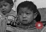 Immagine di Medico esamina Seminole Native American Indian i membri della tribù Miami Florida USA, 1934, secondo 43 filmato di repertorio 65675055016