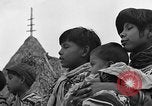 Immagine di Medico esamina Seminole Native American Indian i membri della tribù Miami Florida USA, 1934, secondo 45 filmato di repertorio 65675055016
