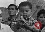 Immagine di Medico esamina Seminole Native American Indian i membri della tribù Miami Florida USA, 1934, secondo 47 filmato di repertorio 65675055016