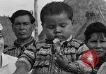 Immagine di Medico esamina Seminole Native American Indian i membri della tribù Miami Florida USA, 1934, secondo 49 filmato di repertorio 65675055016