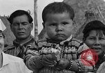 Immagine di Medico esamina Seminole Native American Indian i membri della tribù Miami Florida USA, 1934, secondo 50 filmato di repertorio 65675055016