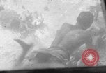 Image plongeurs natif Nassau Bahamas, 1934, de la seconde 1 séquences d'archives historiques vidéo 65675055024