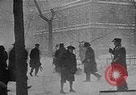 Immagine di Tempesta di neve nella città americana New York City USA, 1920, secondo 37 filmato di repertorio 65675055031
