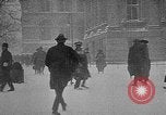 Immagine di Tempesta di neve nella città americana New York City USA, 1920, secondo 54 filmato di repertorio 65675055031