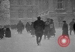Immagine di Tempesta di neve nella città americana New York City USA, 1920, secondo 55 filmato di repertorio 65675055031
