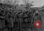 Standbild deutschen Gefangenen marschierten durch die Stadt Mulhouse Elsass Frankreich, 1944, aus Sekunde 1 historischem Filmmaterial Videoclip 65675055073