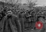 Standbild deutschen Gefangenen marschierten durch die Stadt Mulhouse Elsass Frankreich, 1944, aus Sekunde 3 historischem Filmmaterial Videoclip 65675055073