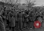 Standbild deutschen Gefangenen marschierten durch die Stadt Mulhouse Elsass Frankreich, 1944, aus Sekunde 4 historischem Filmmaterial Videoclip 65675055073