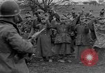 Standbild deutschen Gefangenen marschierten durch die Stadt Mulhouse Elsass Frankreich, 1944, aus Sekunde 6 historischem Filmmaterial Videoclip 65675055073