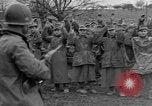 Standbild deutschen Gefangenen marschierten durch die Stadt Mulhouse Elsass Frankreich, 1944, aus Sekunde 7 historischem Filmmaterial Videoclip 65675055073