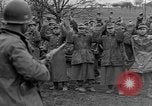 Standbild deutschen Gefangenen marschierten durch die Stadt Mulhouse Elsass Frankreich, 1944, aus Sekunde 8 historischem Filmmaterial Videoclip 65675055073