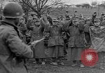 Standbild deutschen Gefangenen marschierten durch die Stadt Mulhouse Elsass Frankreich, 1944, aus Sekunde 9 historischem Filmmaterial Videoclip 65675055073