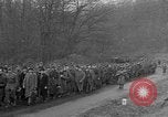 Standbild deutschen Gefangenen marschierten durch die Stadt Mulhouse Elsass Frankreich, 1944, aus Sekunde 11 historischem Filmmaterial Videoclip 65675055073