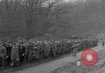 Standbild deutschen Gefangenen marschierten durch die Stadt Mulhouse Elsass Frankreich, 1944, aus Sekunde 12 historischem Filmmaterial Videoclip 65675055073