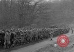 Standbild deutschen Gefangenen marschierten durch die Stadt Mulhouse Elsass Frankreich, 1944, aus Sekunde 13 historischem Filmmaterial Videoclip 65675055073