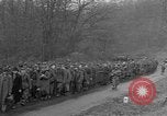 Standbild deutschen Gefangenen marschierten durch die Stadt Mulhouse Elsass Frankreich, 1944, aus Sekunde 14 historischem Filmmaterial Videoclip 65675055073