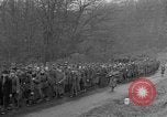 Standbild deutschen Gefangenen marschierten durch die Stadt Mulhouse Elsass Frankreich, 1944, aus Sekunde 15 historischem Filmmaterial Videoclip 65675055073