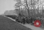 Standbild deutschen Gefangenen marschierten durch die Stadt Mulhouse Elsass Frankreich, 1944, aus Sekunde 16 historischem Filmmaterial Videoclip 65675055073
