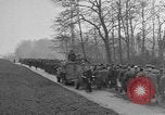 Standbild deutschen Gefangenen marschierten durch die Stadt Mulhouse Elsass Frankreich, 1944, aus Sekunde 17 historischem Filmmaterial Videoclip 65675055073