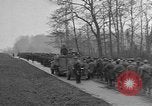Standbild deutschen Gefangenen marschierten durch die Stadt Mulhouse Elsass Frankreich, 1944, aus Sekunde 18 historischem Filmmaterial Videoclip 65675055073
