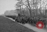 Standbild deutschen Gefangenen marschierten durch die Stadt Mulhouse Elsass Frankreich, 1944, aus Sekunde 19 historischem Filmmaterial Videoclip 65675055073