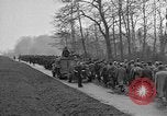 Standbild deutschen Gefangenen marschierten durch die Stadt Mulhouse Elsass Frankreich, 1944, aus Sekunde 20 historischem Filmmaterial Videoclip 65675055073