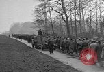 Standbild deutschen Gefangenen marschierten durch die Stadt Mulhouse Elsass Frankreich, 1944, aus Sekunde 21 historischem Filmmaterial Videoclip 65675055073