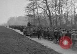Standbild deutschen Gefangenen marschierten durch die Stadt Mulhouse Elsass Frankreich, 1944, aus Sekunde 22 historischem Filmmaterial Videoclip 65675055073