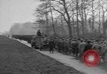 Standbild deutschen Gefangenen marschierten durch die Stadt Mulhouse Elsass Frankreich, 1944, aus Sekunde 23 historischem Filmmaterial Videoclip 65675055073