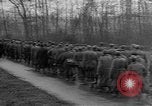 Standbild deutschen Gefangenen marschierten durch die Stadt Mulhouse Elsass Frankreich, 1944, aus Sekunde 24 historischem Filmmaterial Videoclip 65675055073