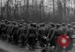 Standbild deutschen Gefangenen marschierten durch die Stadt Mulhouse Elsass Frankreich, 1944, aus Sekunde 25 historischem Filmmaterial Videoclip 65675055073