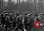 Standbild deutschen Gefangenen marschierten durch die Stadt Mulhouse Elsass Frankreich, 1944, aus Sekunde 26 historischem Filmmaterial Videoclip 65675055073