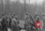 Standbild deutschen Gefangenen marschierten durch die Stadt Mulhouse Elsass Frankreich, 1944, aus Sekunde 27 historischem Filmmaterial Videoclip 65675055073