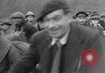 Standbild deutschen Gefangenen marschierten durch die Stadt Mulhouse Elsass Frankreich, 1944, aus Sekunde 28 historischem Filmmaterial Videoclip 65675055073