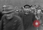 Standbild deutschen Gefangenen marschierten durch die Stadt Mulhouse Elsass Frankreich, 1944, aus Sekunde 29 historischem Filmmaterial Videoclip 65675055073